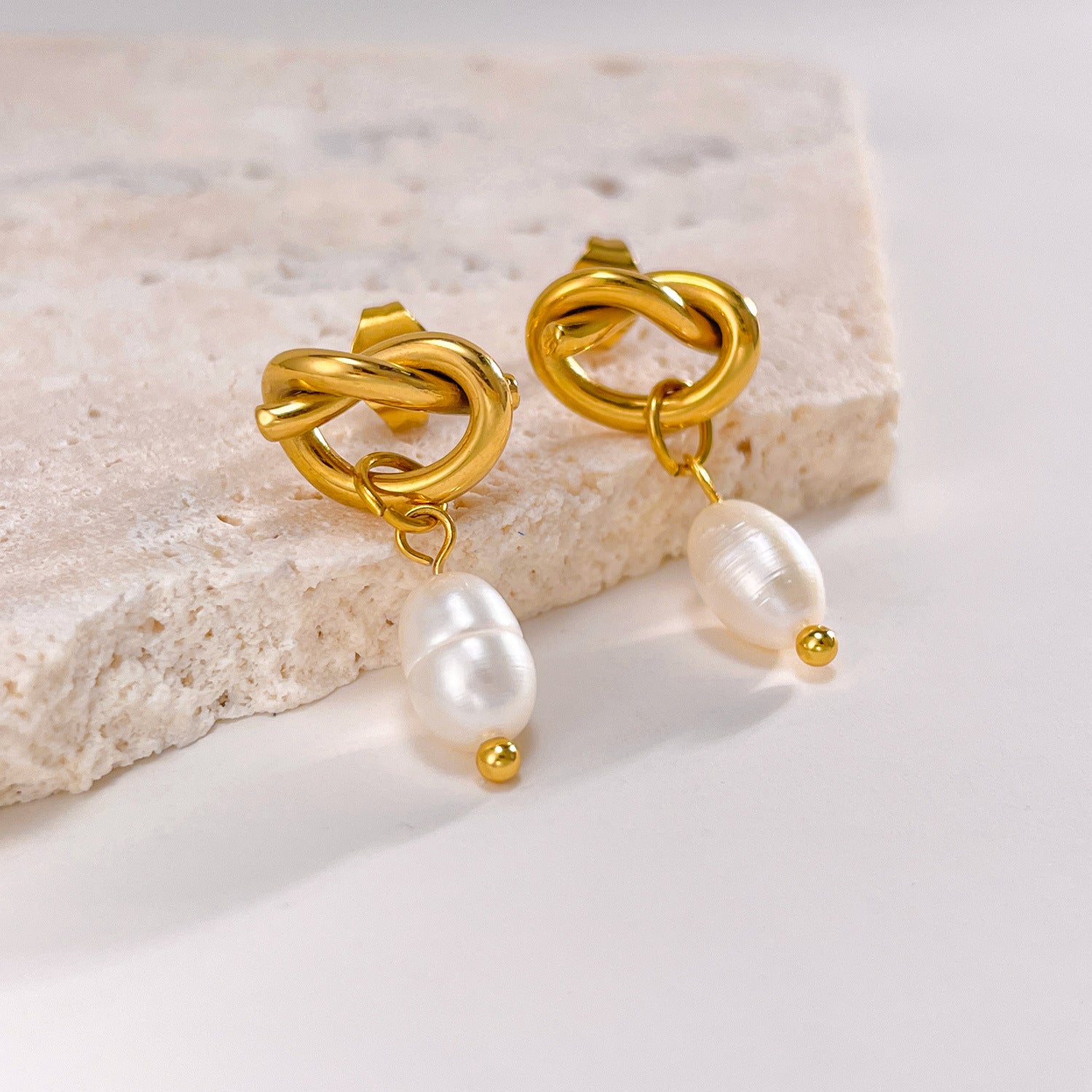 Wholesale titanium steel earrings earrings  light luxury pearl earrings