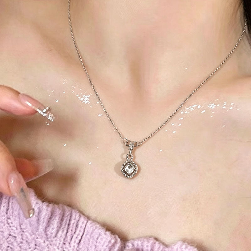 Wholesale French-Style Retro Sugar Cube Necklace,  Elegant Commuter Accessory for Women,  Niche Exquisite Collarbone Chain,  Sweet Girl Student Daily Accessory