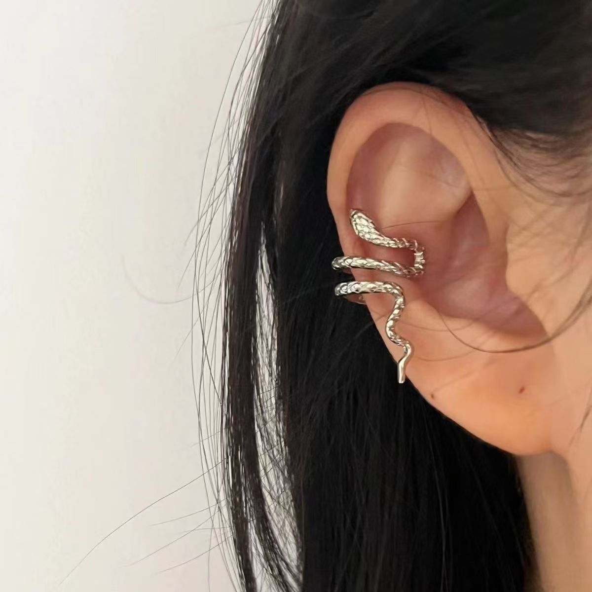 Wholesale Alloy Electroplated Snake Ear Clip Dark Gothic Curved Serpent Design Women S Jewelry Accessory For Party Wear