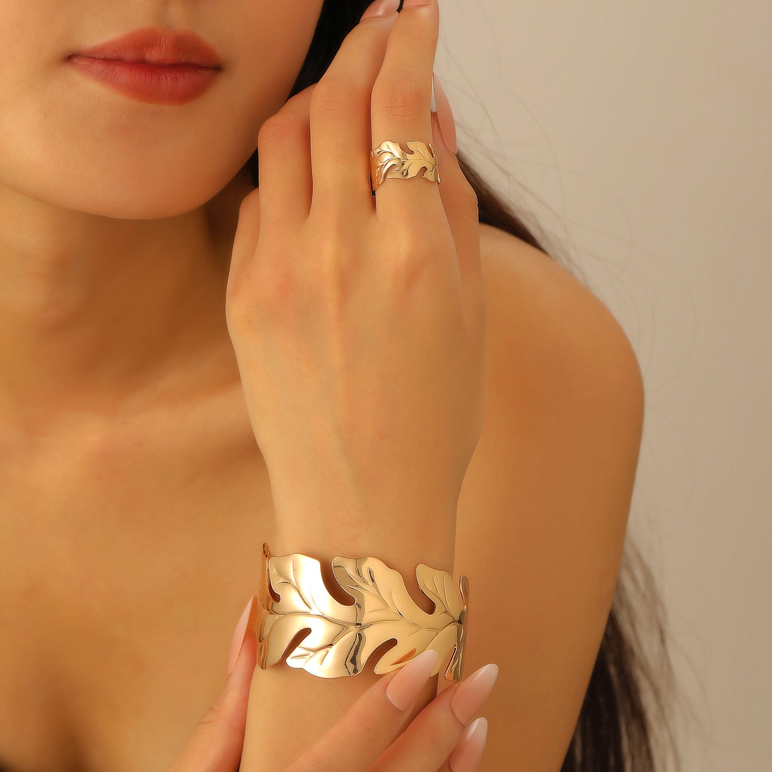 Anello braccialetto in lega a spirale pieghettata a faccia larga stile esagerato all'ingrosso