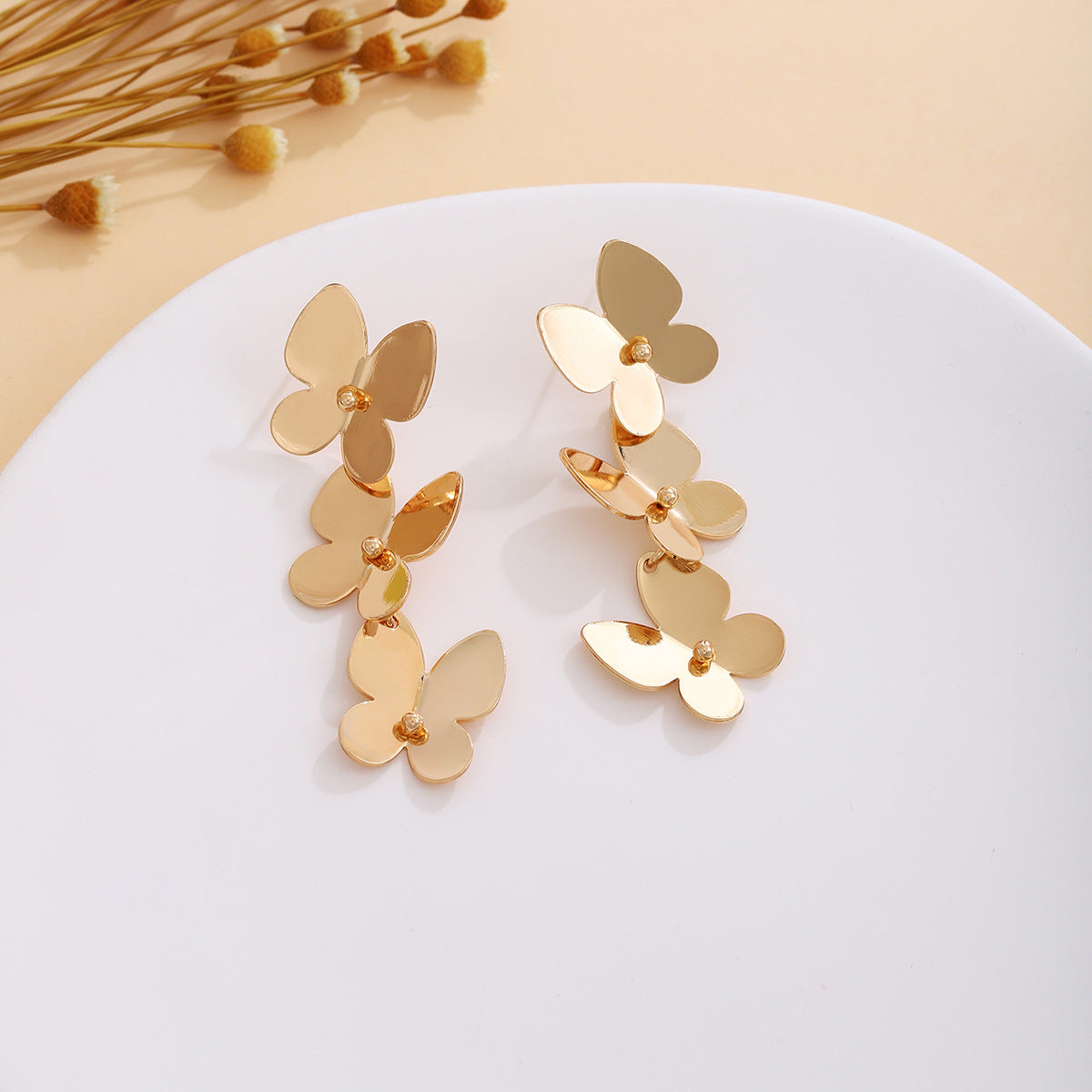 Wholesale Retro Flower Pearl Hollow Love Light Luxury Earrings