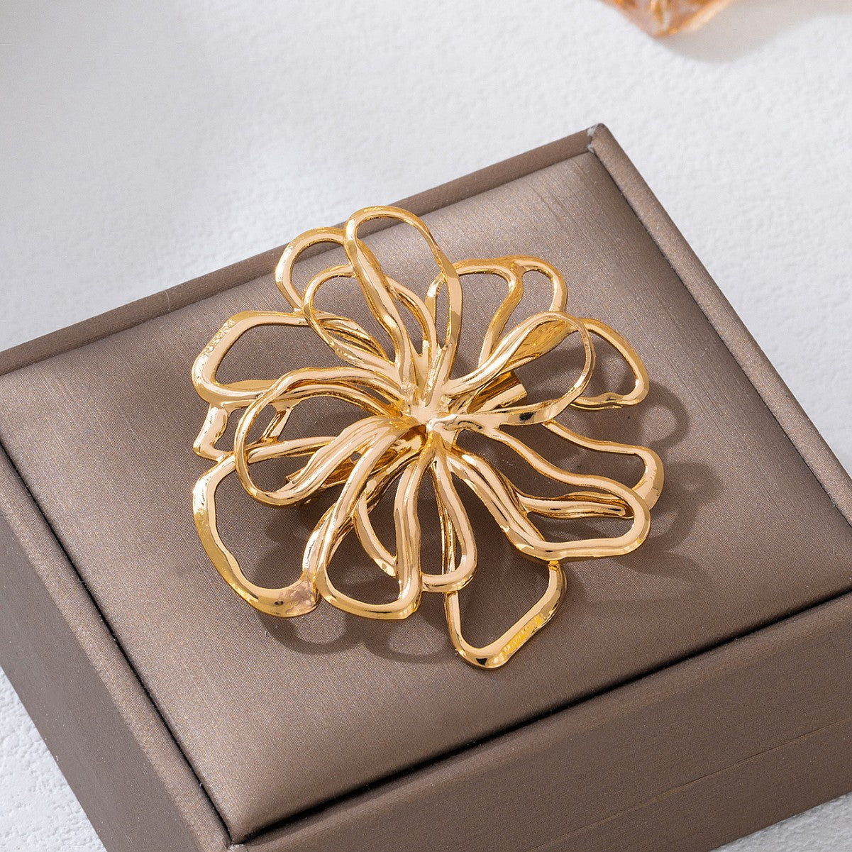Wholesale Chic Gold Hollow Flower Brooch Fashion Jewelry Accessory For Women Daily Party