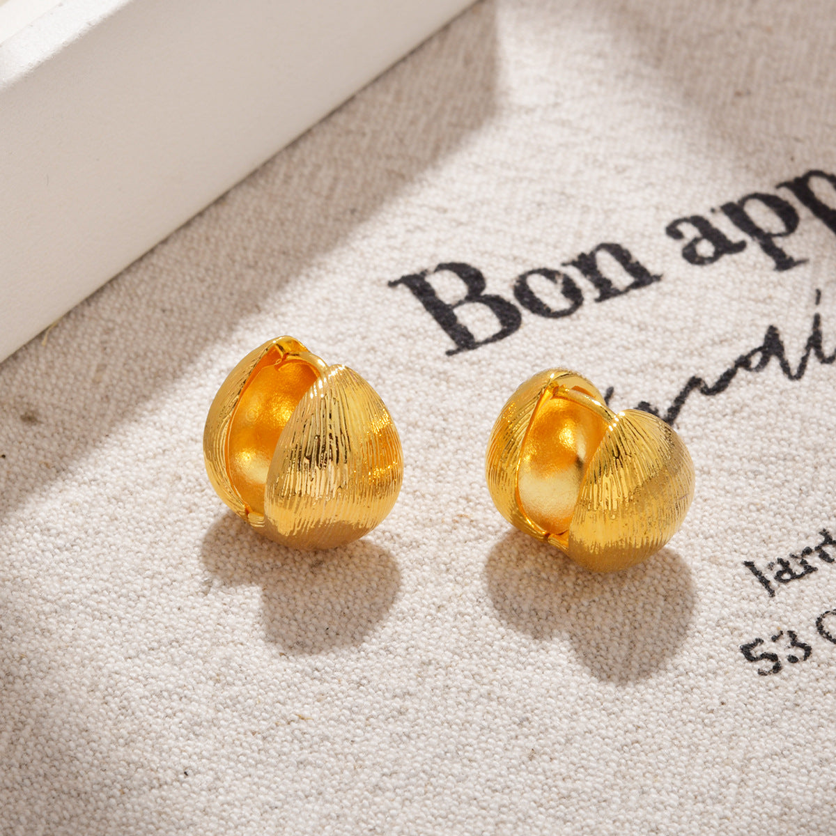 Wholesale  Retro Fashion Distinctive Water Drop Wire-drawing Striped Ear Buckle