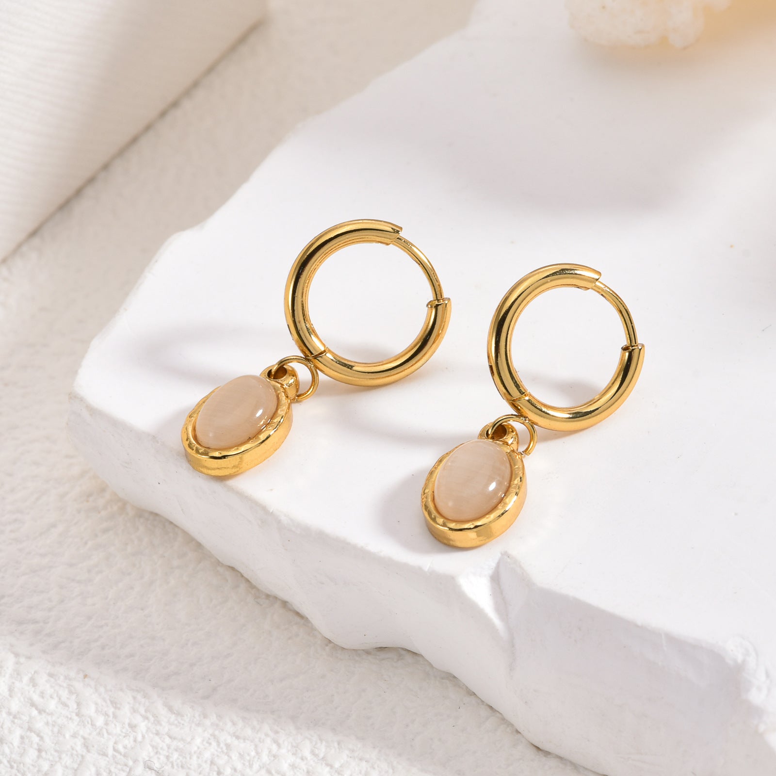 Wholesale Gold Cat' s Eye Stone Stainless Steel Earrings,  Vintage Exaggerated Ear Jewelry,  Light Luxury High-End Retro Floral Pearl Stud Earrings for Women