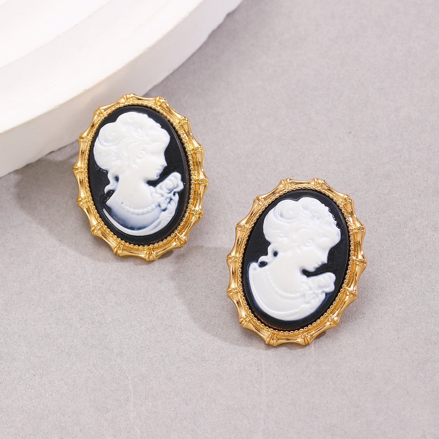 Wholesale Vintage Skull Queen Teeth Earrings Gold-Tone Alloy Jewelry Fashion Accessory for Women