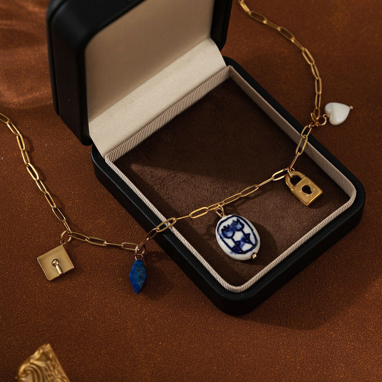 Wholesale Titanium Steel Clavicle Chain Love  Retro Lock Necklace Light Luxury  Flower Necklaces