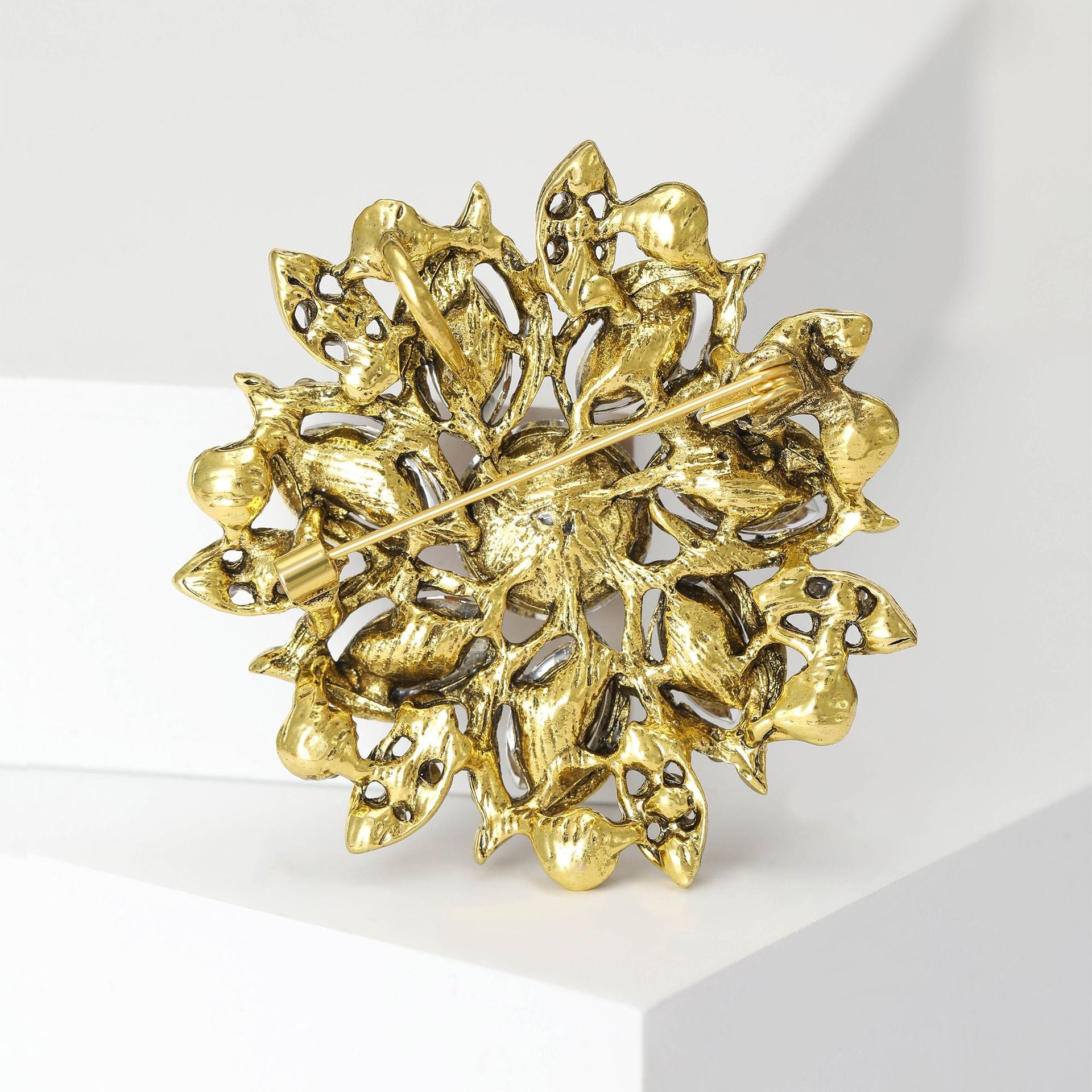 Wholesale Retro Flower Brooch Fashion Crystal Glass Women S Alloy Pin Casual Party Jewelry Accessory For Resale