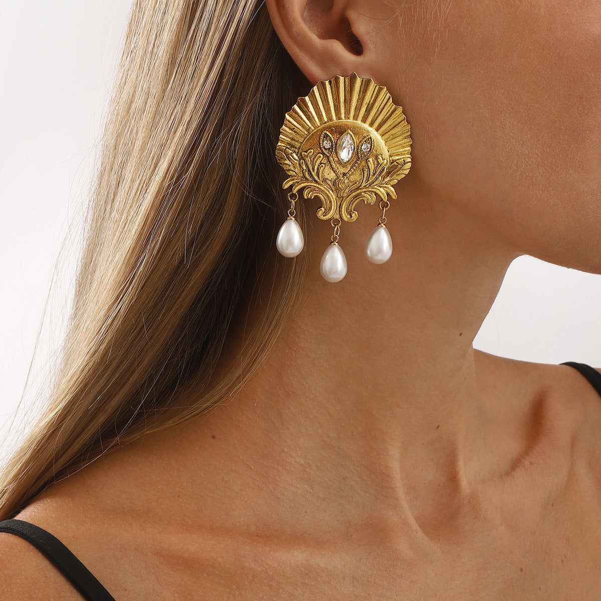 Wholesale Creative Retro Palace Style Alloy Earrings Pearl Earrings