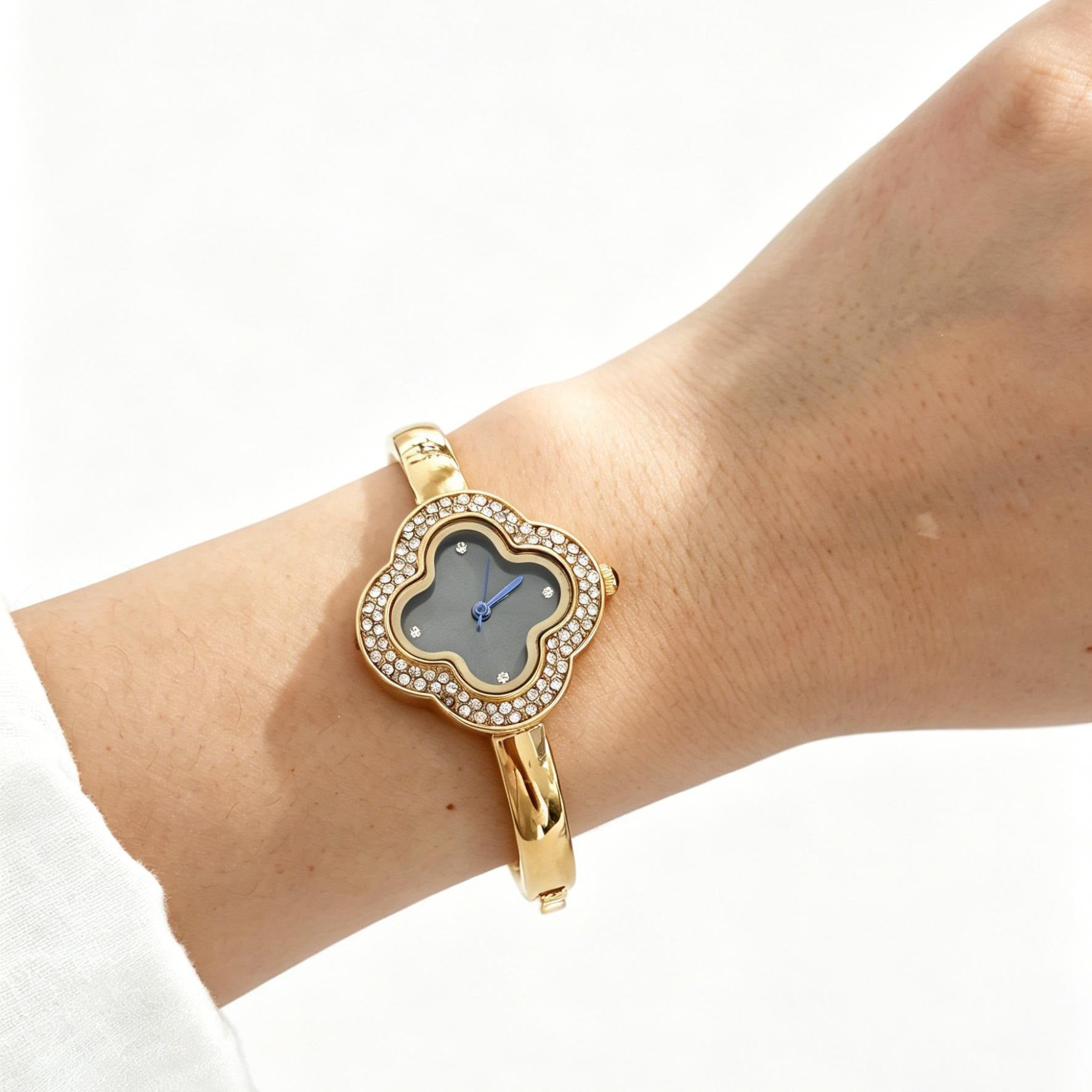 Wholesale Stylish Women' s Four-Leaf Clover Crystal Bracelet Watch Quartz Fashion Accessory,  Ideal for Everyday Wear and Gifting