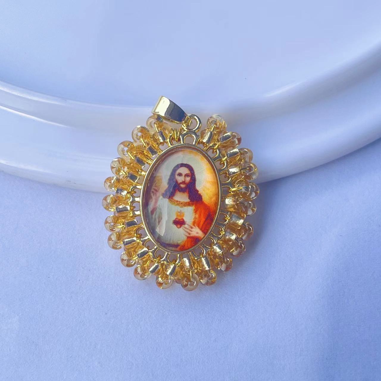 Wholesale Gold hand-woven millet bead oval portrait pendant female jewelry  necklace pendant