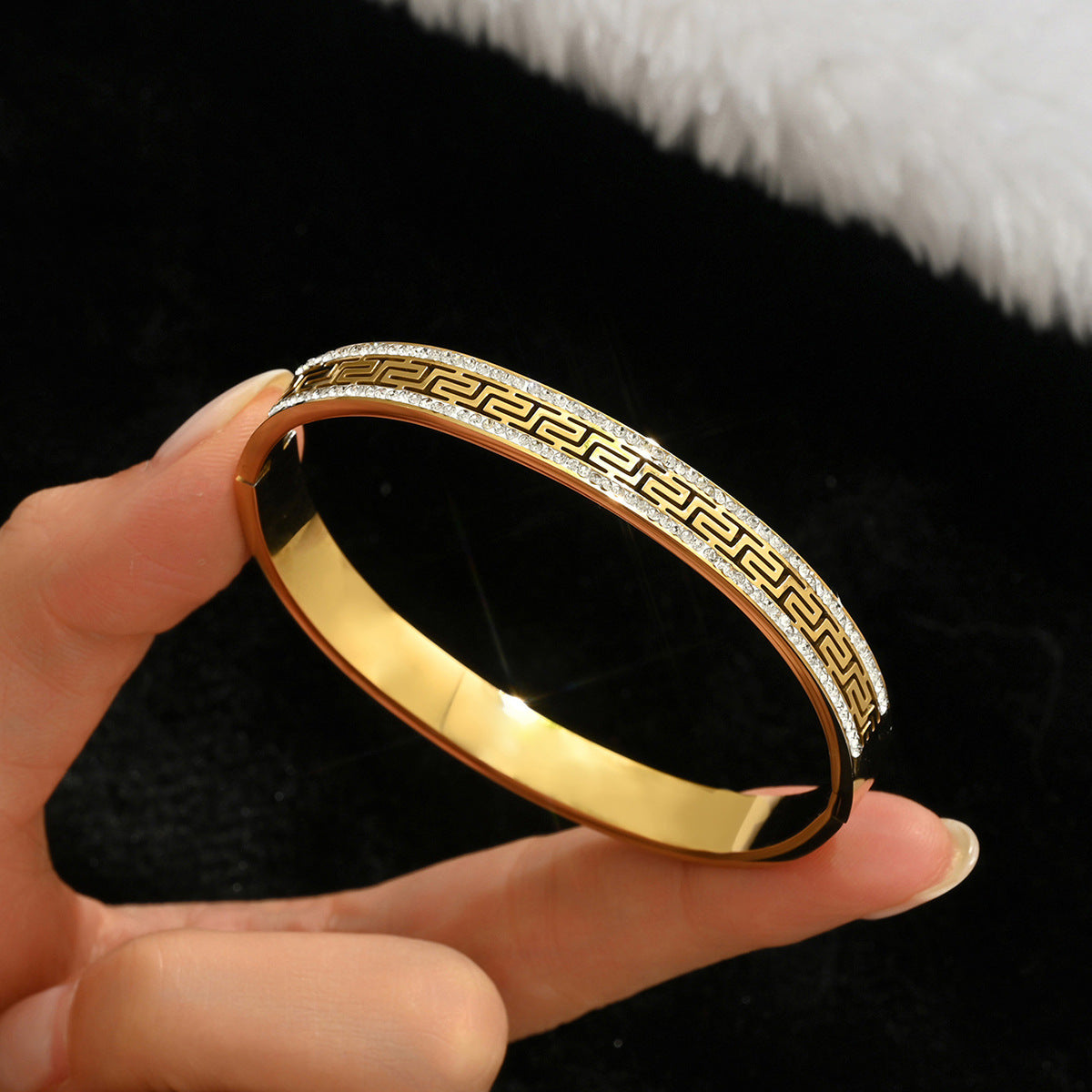 Wholesale Titanium Steel Gold Electroplated Studded Bracelet Set Fashion Jewelry Accessory