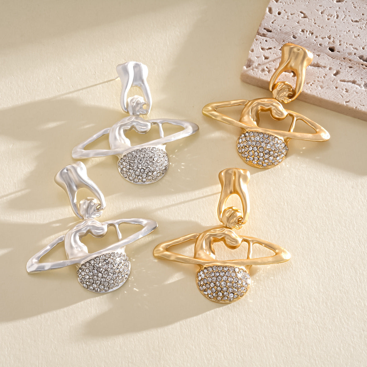Wholesale Trendy Saturn Star Stud Earrings,  Rhinestone Inlaid Alloy Pierced Earrings for Women,  Fashion Jewelry Gift