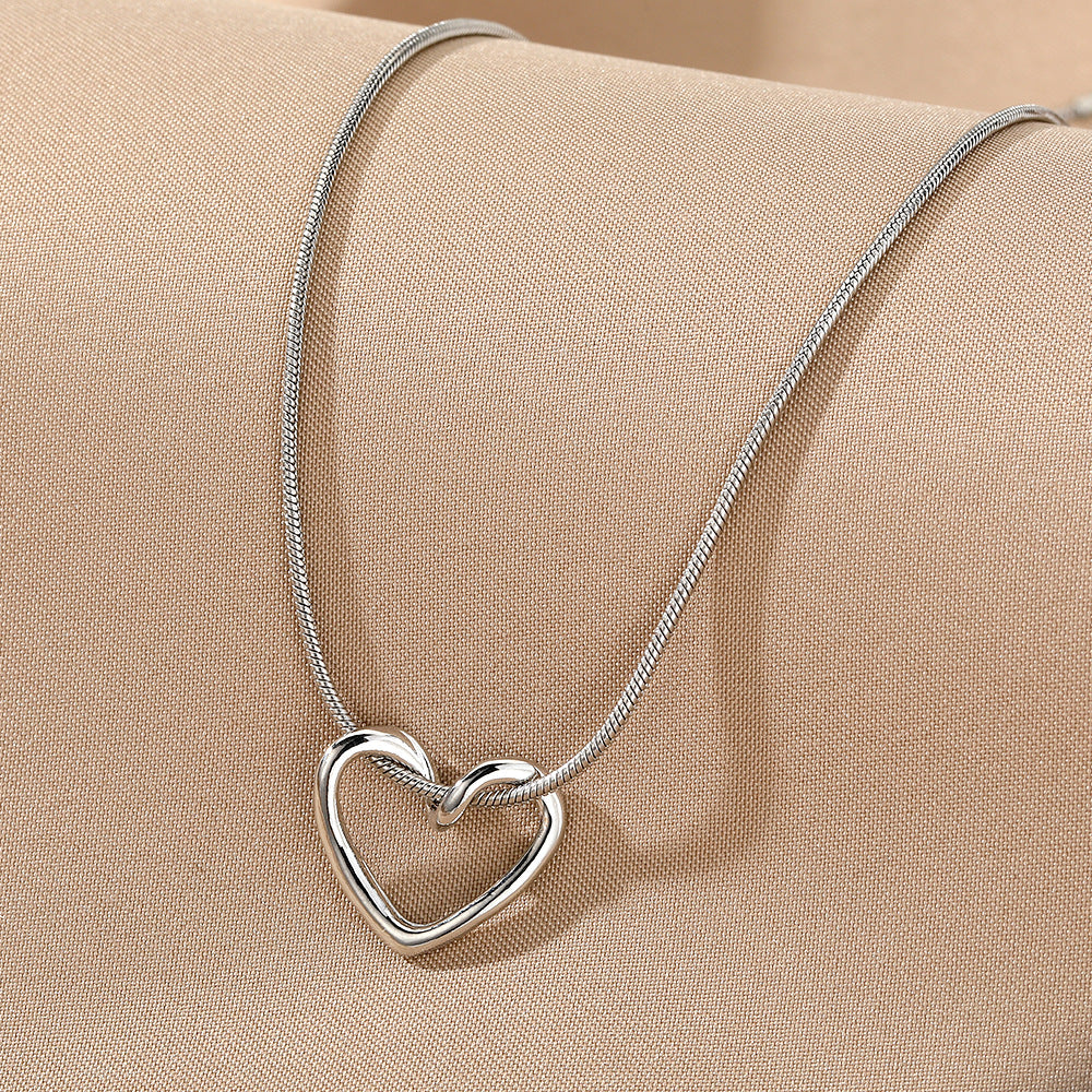 Wholesale Luxurious Hollow Heart Necklace Clavicle Chain