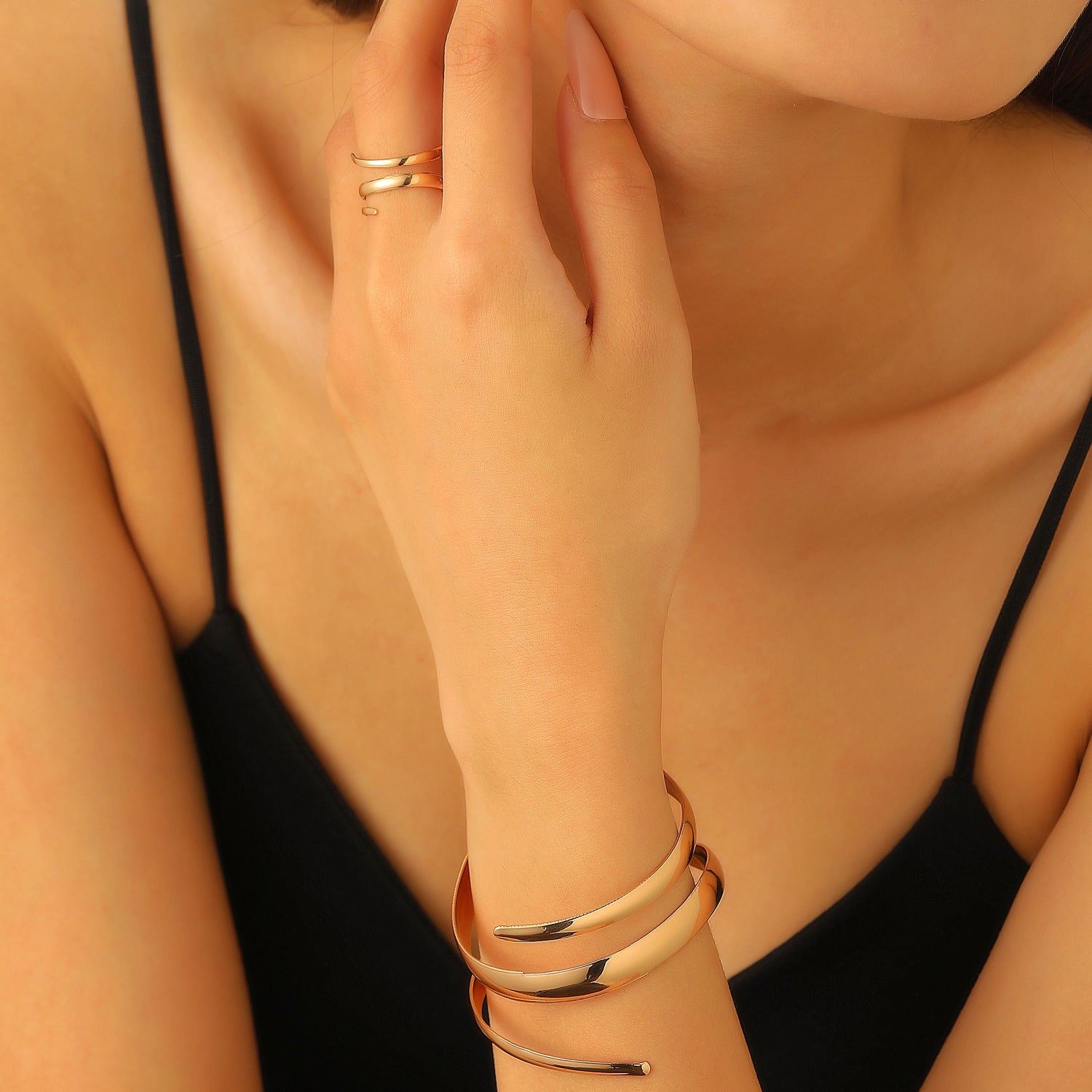 Anello braccialetto in lega a spirale pieghettata a faccia larga stile esagerato all'ingrosso