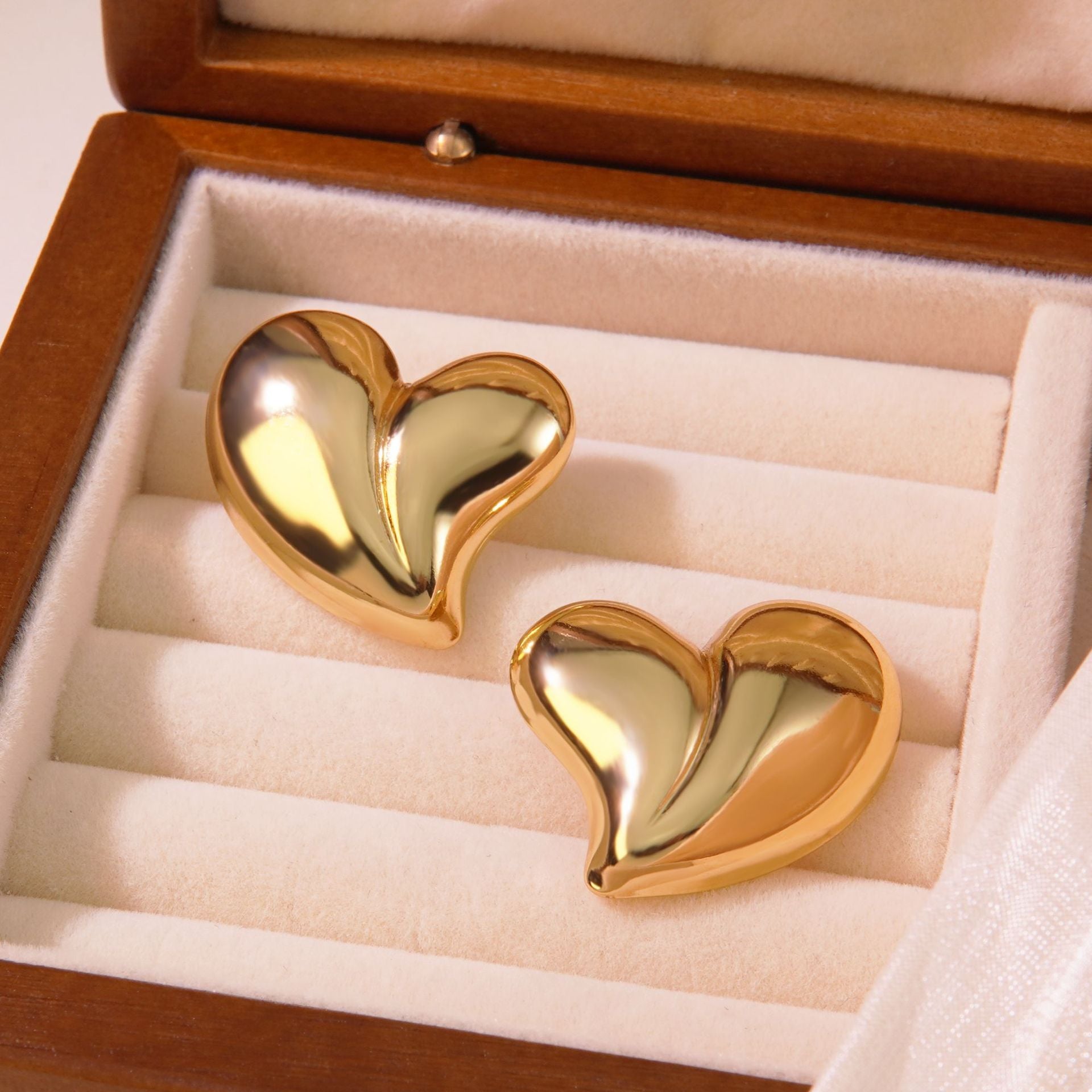Wholesale  retro sweet cool stainless steel peach heart earrings