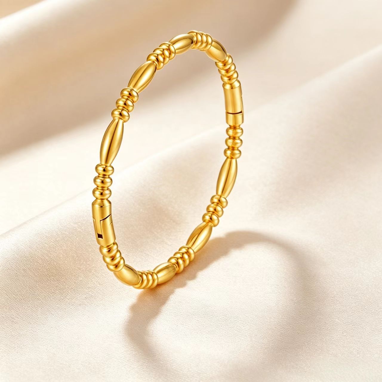 Wholesale Modern Minimalist Round Rhinestone Gold Plated Stainless Steel Bracelet