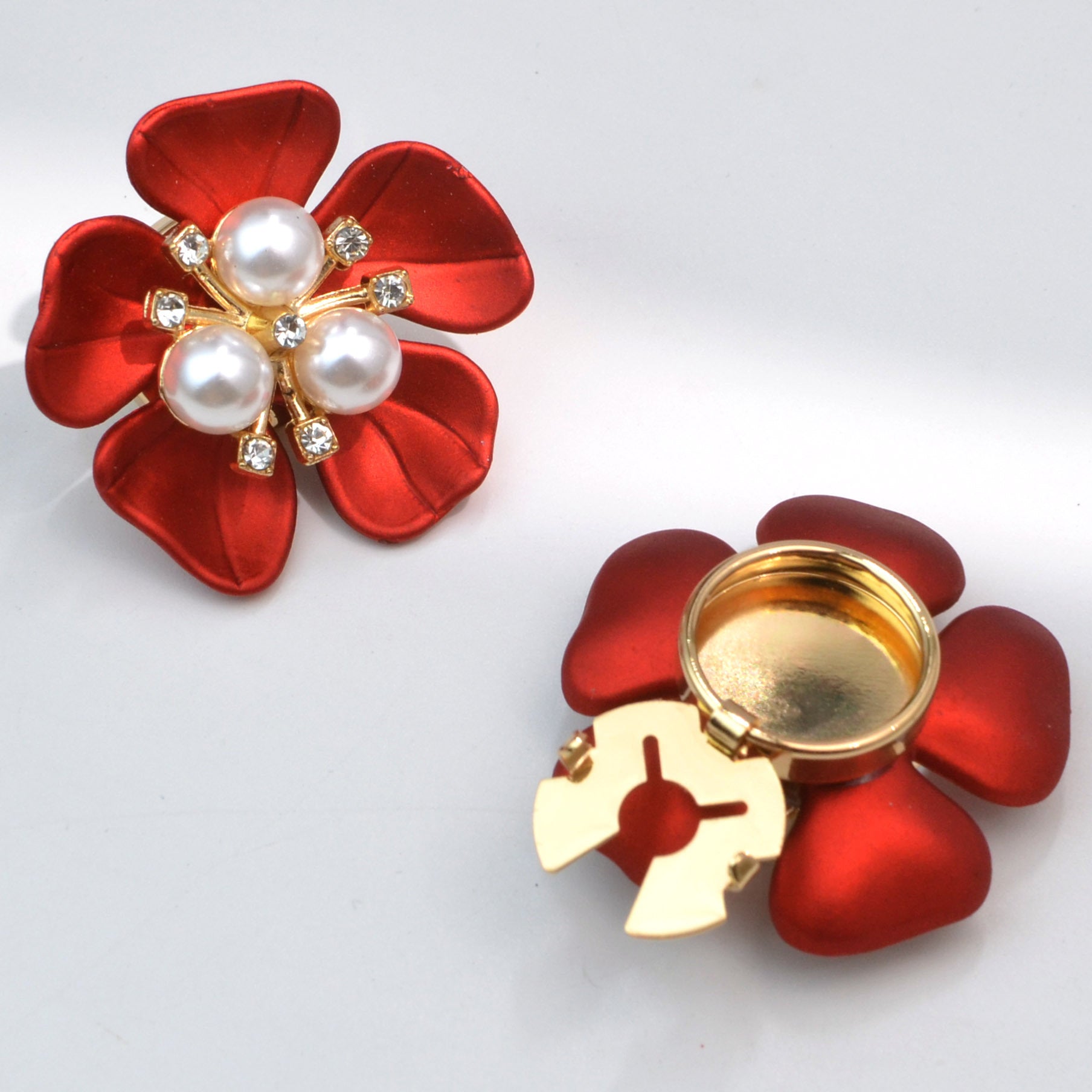 Wholesale Metal cufflinks with cubic zirconia and artificial pearl flower design