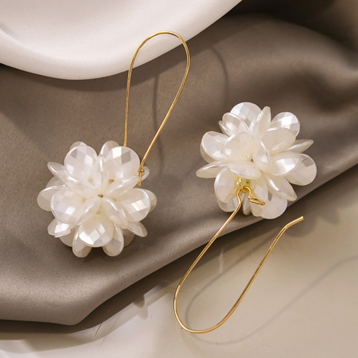 Wholesale Luxury Style White Petal Geometric Floral Ball Earrings