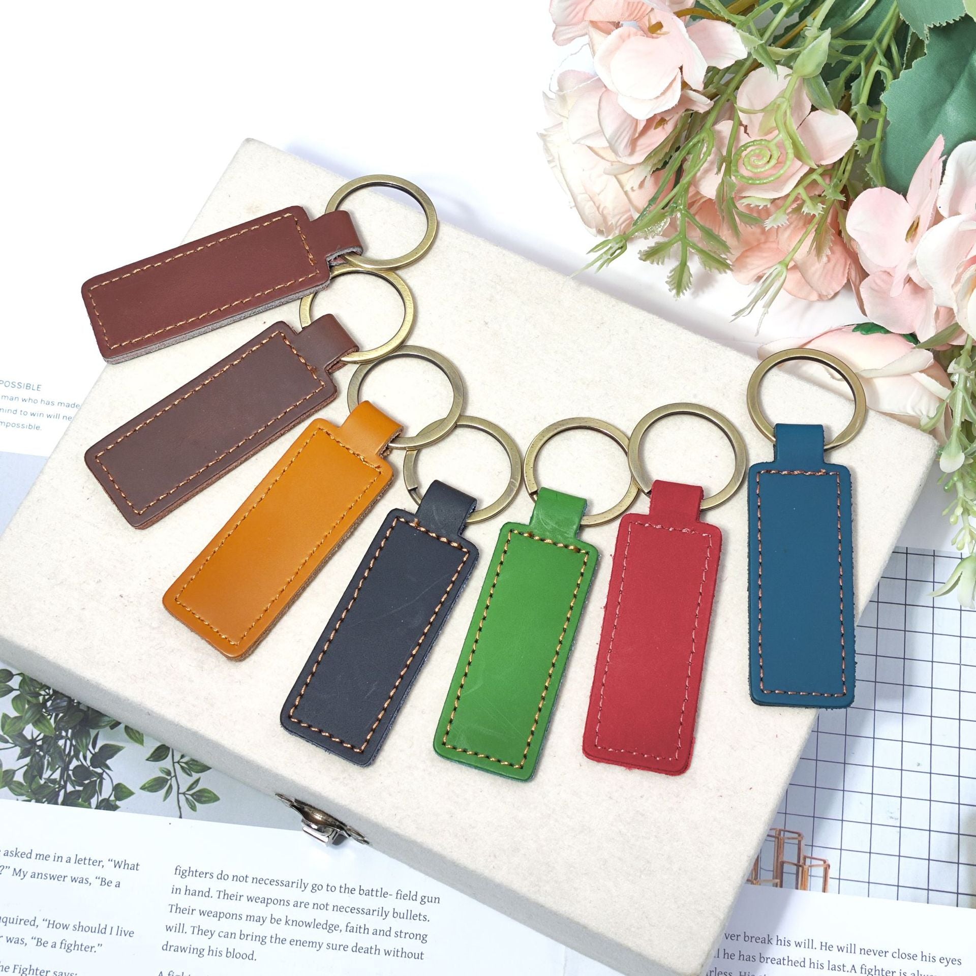 Wholesale  small gift cowhide car keychain leather pendant retro Keychains
