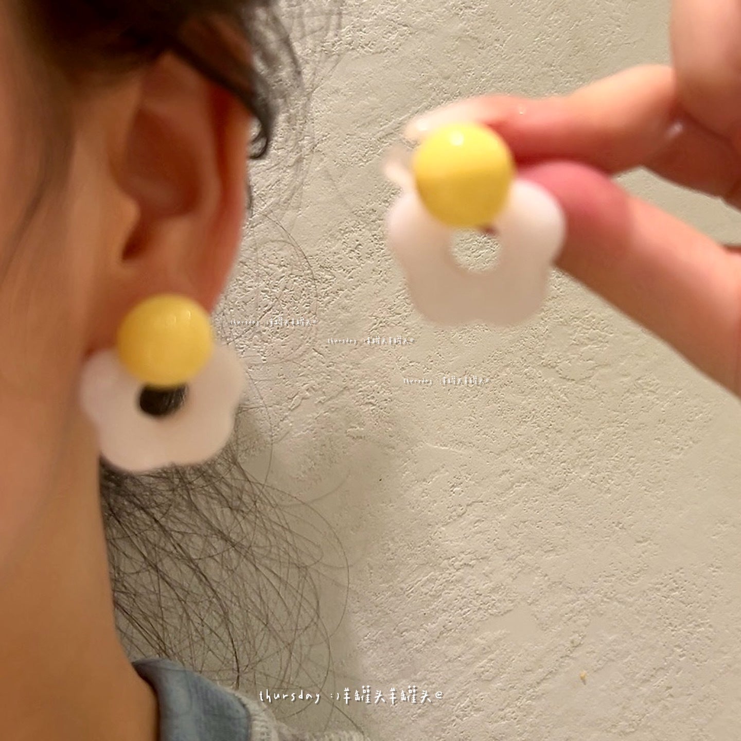 Wholesale acrylic blue contrast flower earrings