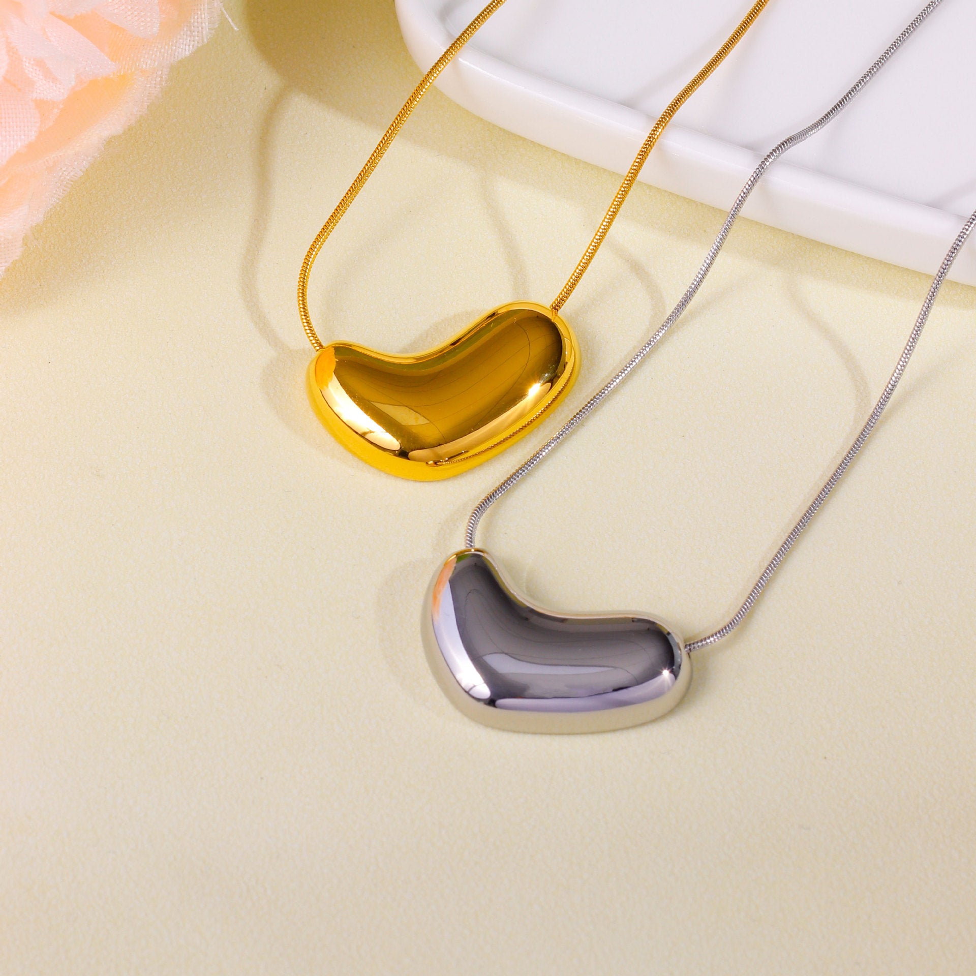 Wholesale light luxury heart-shaped titanium steel 18k gold-plated snake bone chain