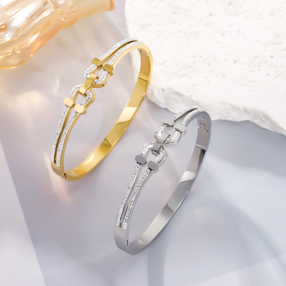 Wholesale Light Luxury Stainless Steel 18K Gold Plated Open Cuff Bracelet With Horseshoe Buckle Design Boutique Resale Jewelry Accessory