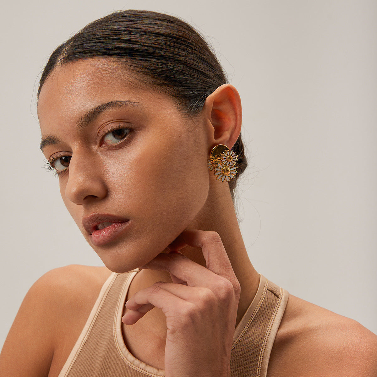 Wholesale 18k Gold Stainless Drop Oil/White Drop Oil Little Daisy Earrings