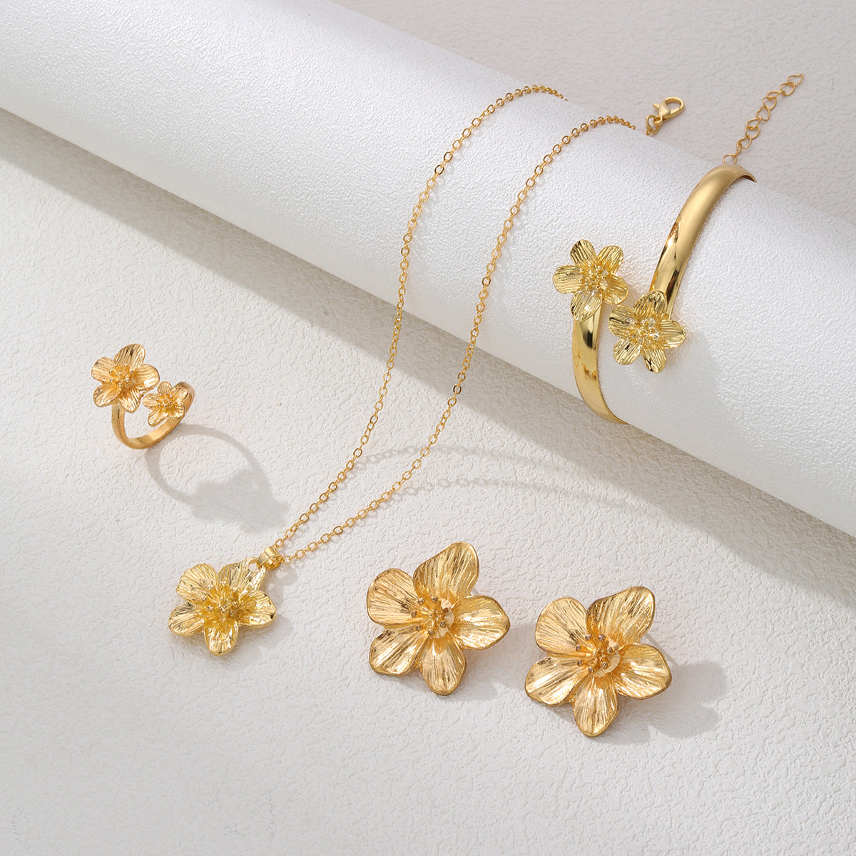 Wholesale Vintage Gold Flower Jewelry Set With Necklace Bracelet Ring Earrings Alloy Electroplated Party Wear Accessory