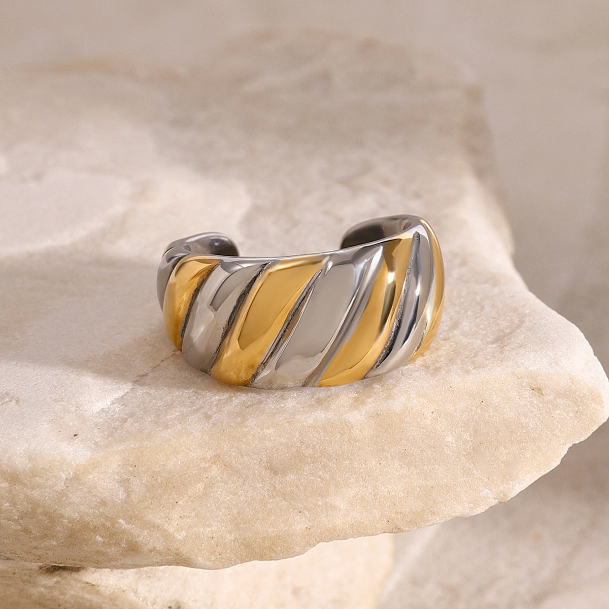 Wholesale 18k gold stainless steel gold and silver color matching horn bag hemp pattern open ring