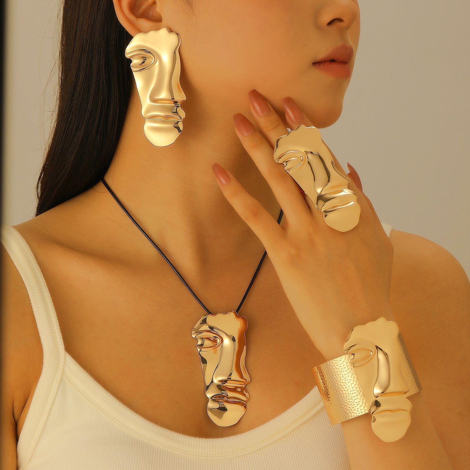 Collana all'ingrosso di corda in pelle con senso della geometria del viso esagerata retrò