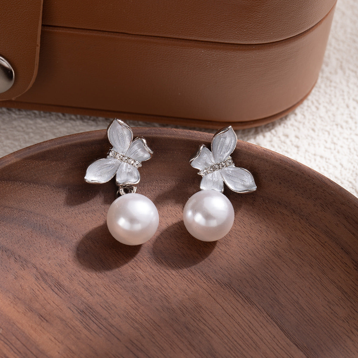 Wholesale Silver needle butterfly pearl stud earrings