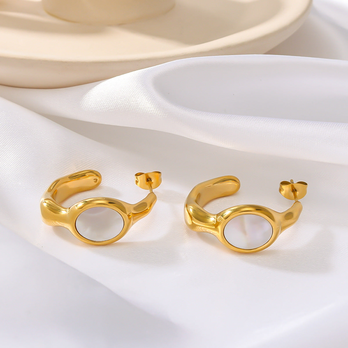 Wholesale Vintage Inlaid White Shell C Shape Stainless Steel Earrings ACC-ES-Xiny004