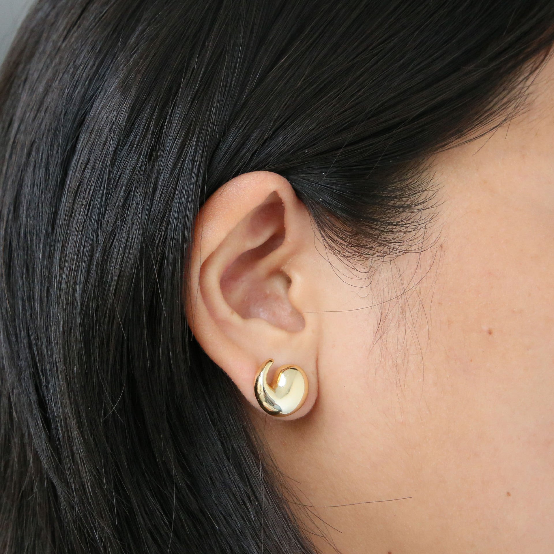 Wholesale  18k golden brass smooth comma pig tail earrings