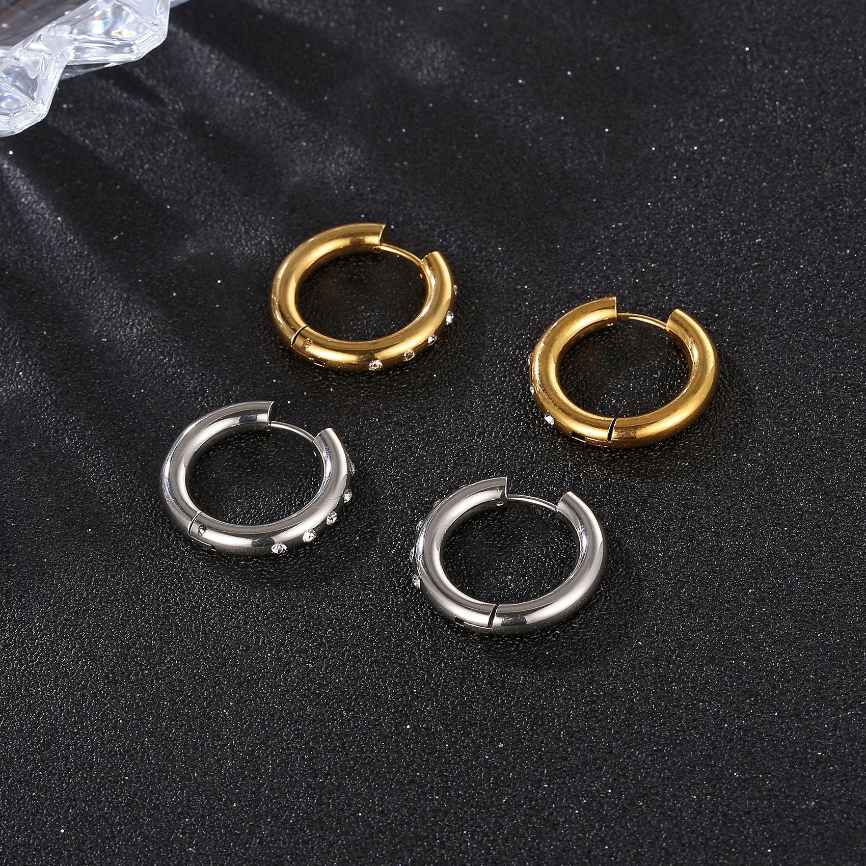 Wholesale  stainless steel round ear buckle  sticky diamond 18K trend exquisite small earrings