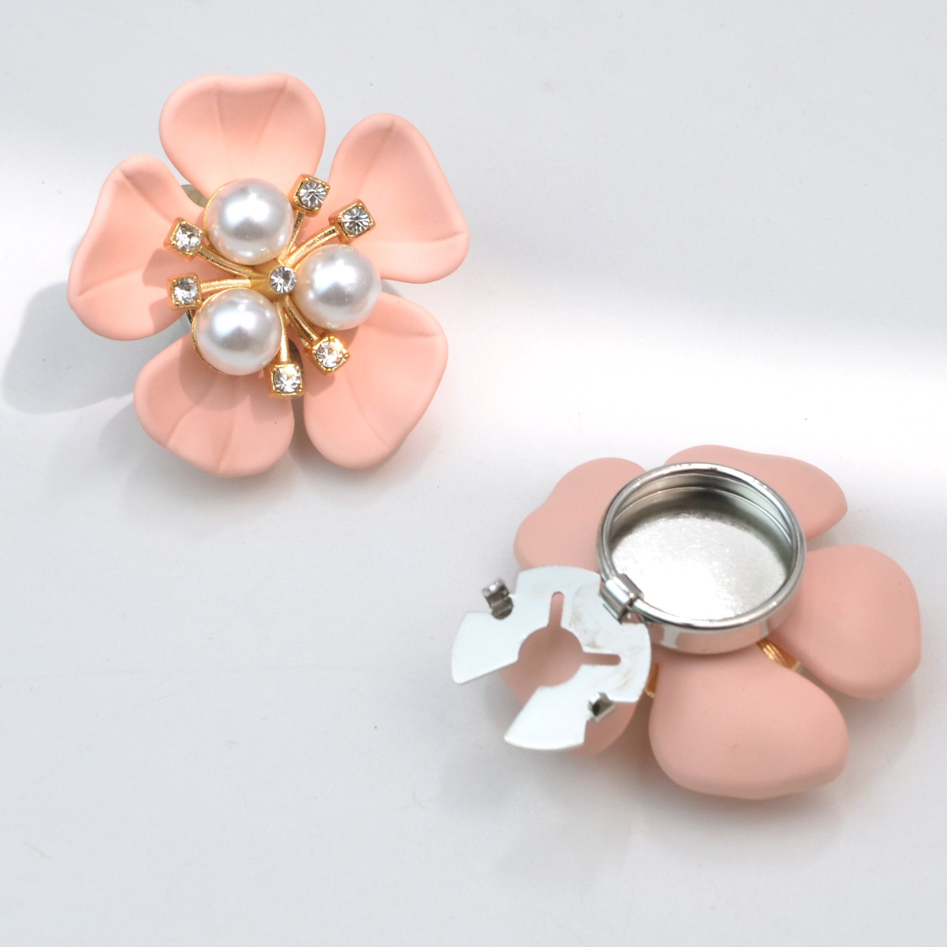 Wholesale Metal cufflinks with cubic zirconia and artificial pearl flower design