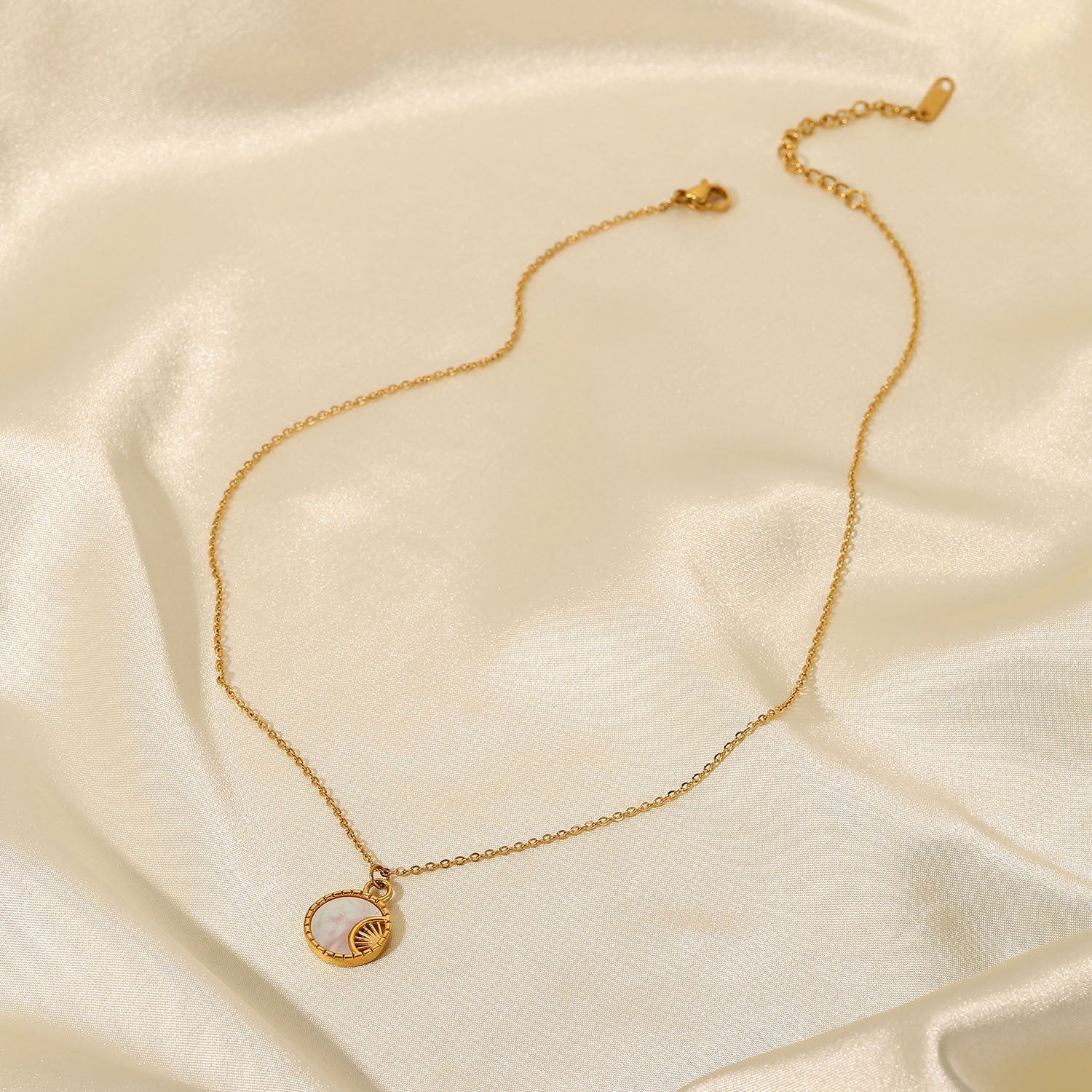 Wholesale 18K Gold Plated Stainless Steel White Shell Moon Necklace ACC-NE-Jied002