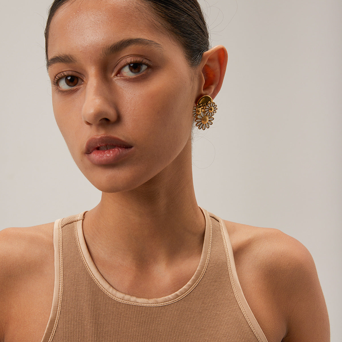 Wholesale 18k Gold Stainless Drop Oil/White Drop Oil Little Daisy Earrings