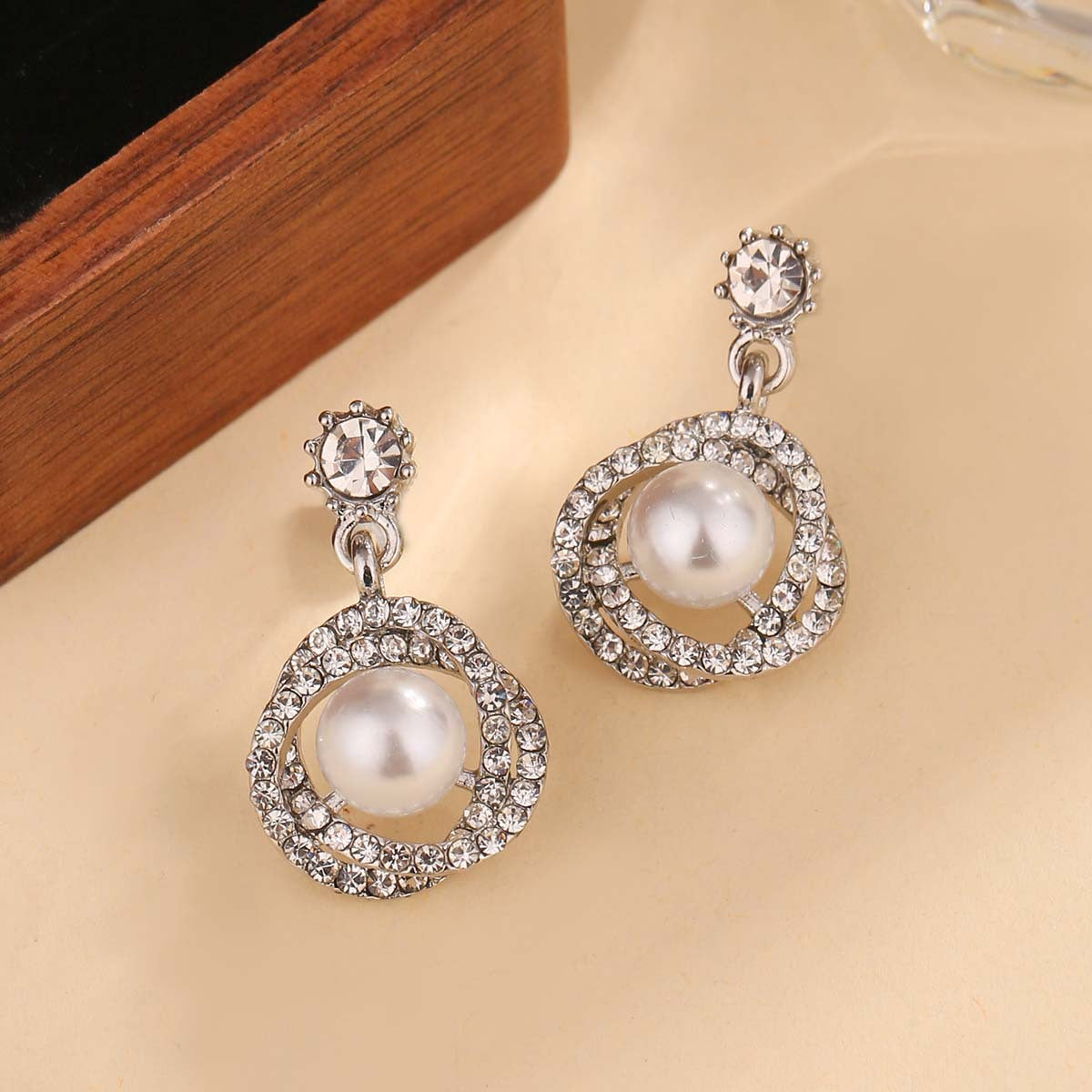 Wholesale Light luxury diamond coil-wrapped pearl earrings