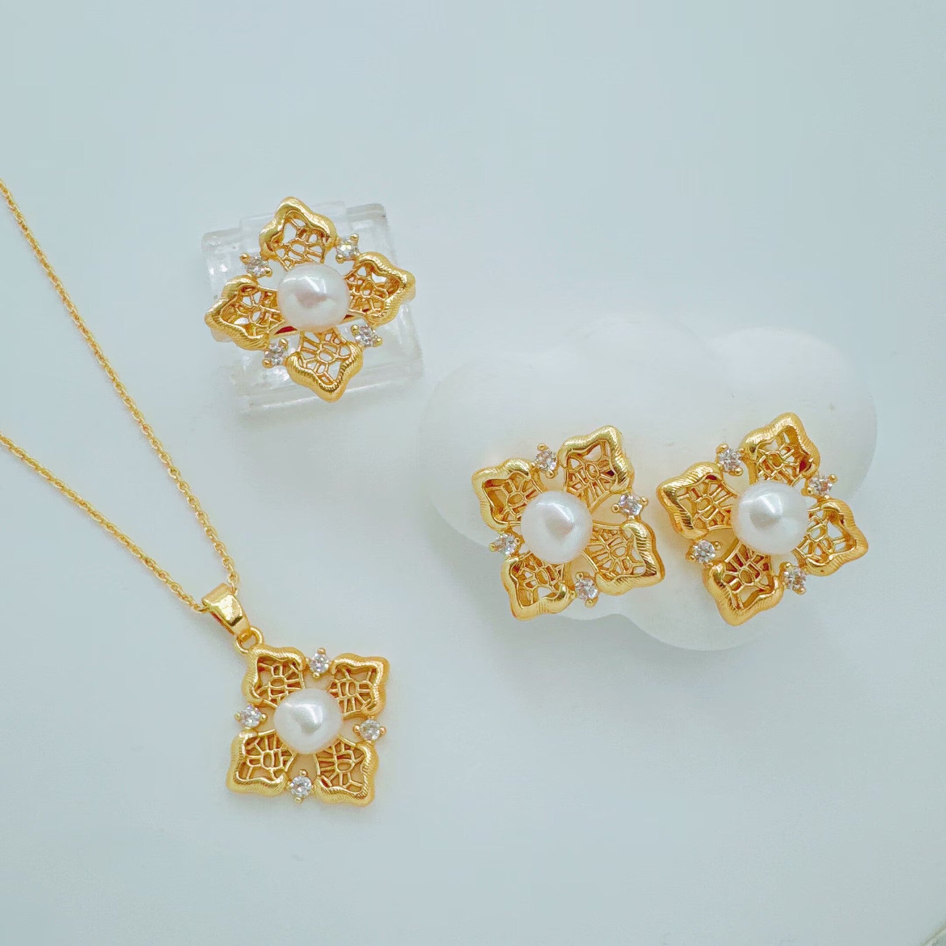 Wholesale Copper Zircon Jewelry Set with Four-Leaf Clover Design,  Real Gold Electroplated Fashion Accessory for Women Party Wear