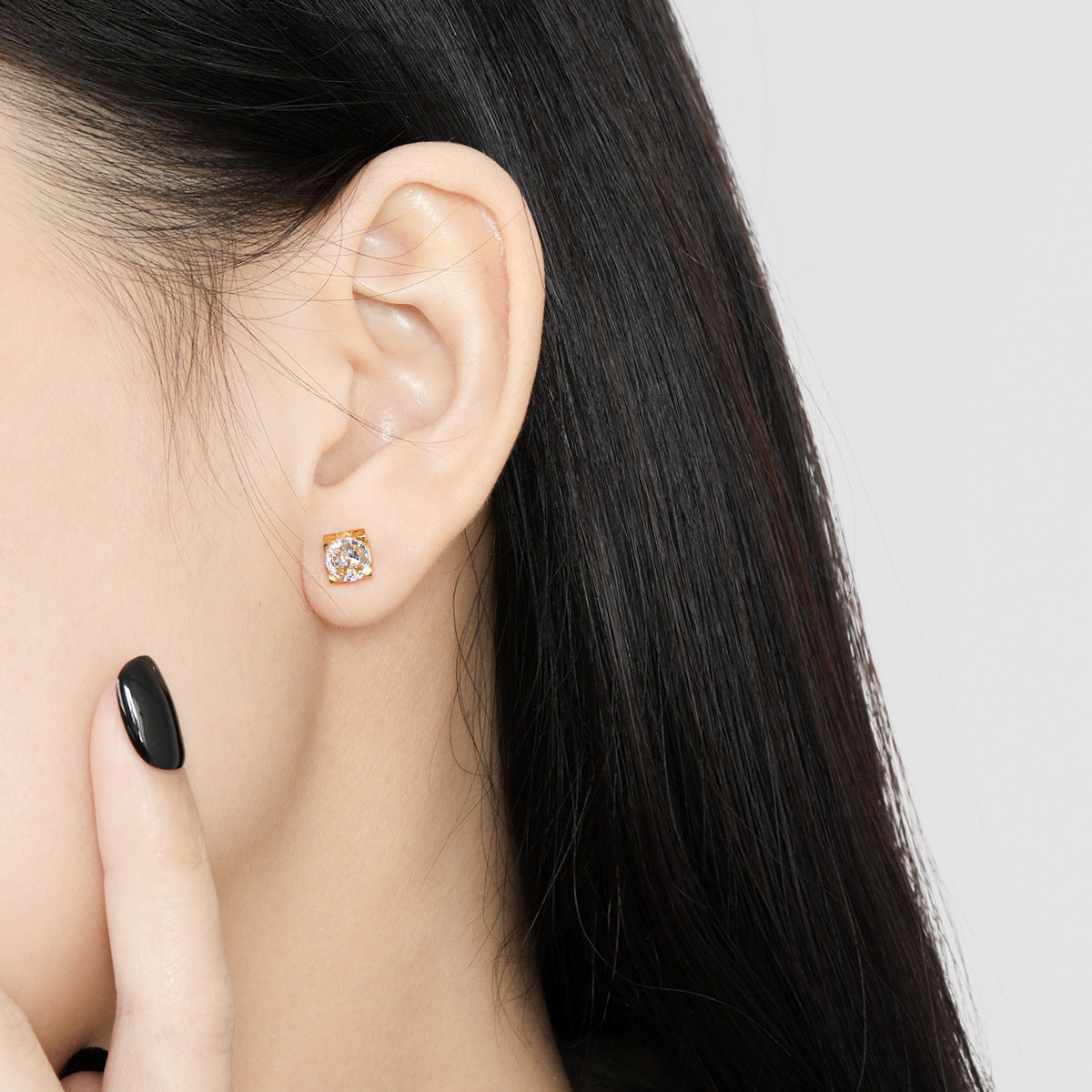 Wholesale  light luxury four-claw ox head single diamond ear bone nail titanium steel earrings