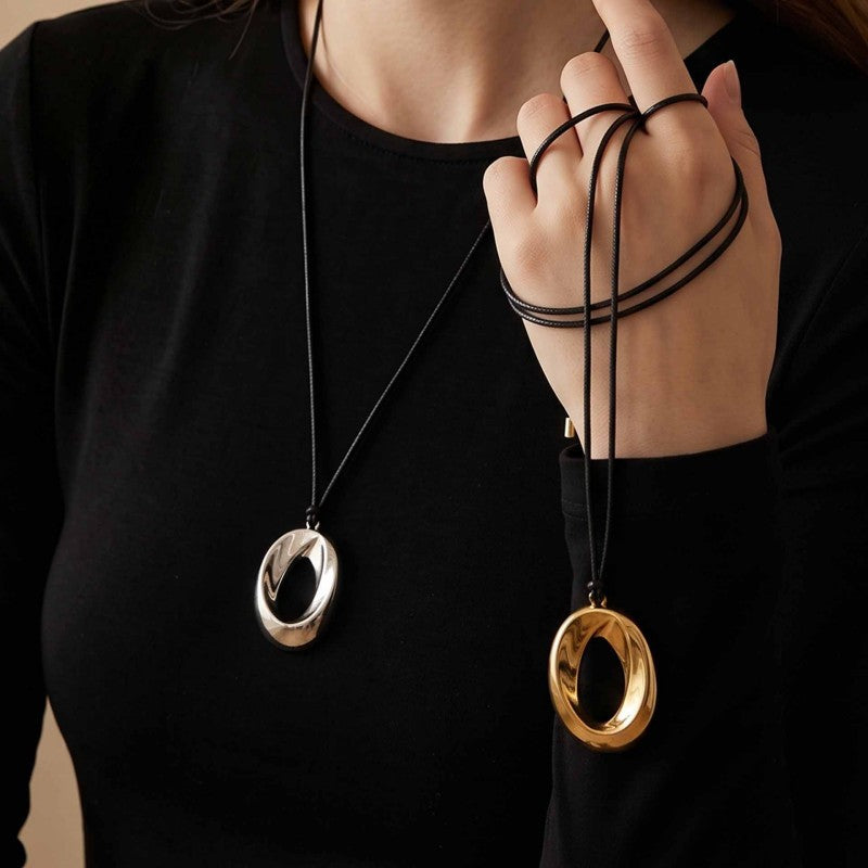 Wholesale Gold Alloy Oval Pendant Necklace Ethnic Style Minimalist Collarbone Chain Trendy Jewelry Accessory For Boutique Resale