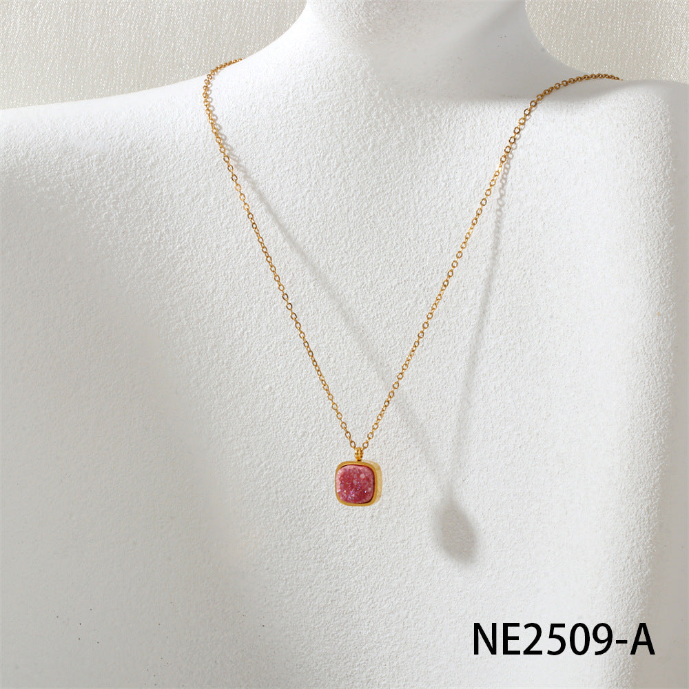 Wholesale Natural crystal bud pendant necklace with hemming,  suitable for daily commuting,  gold titanium steel clavicle chain