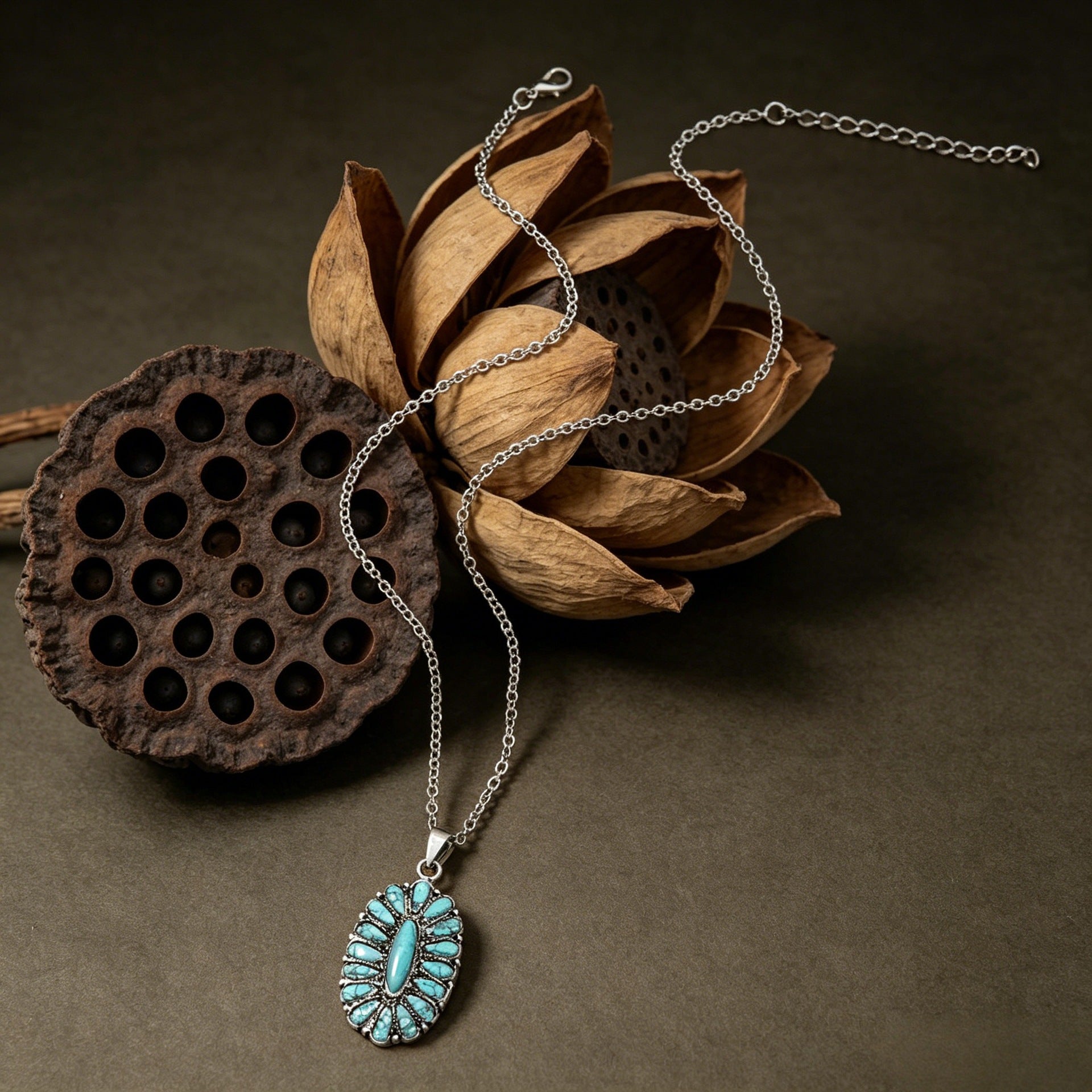 Wholesale Electroplated Silver Tone Alloy Turquoise Pendant Necklace Vintage Western Ethnic Fashion Jewelry