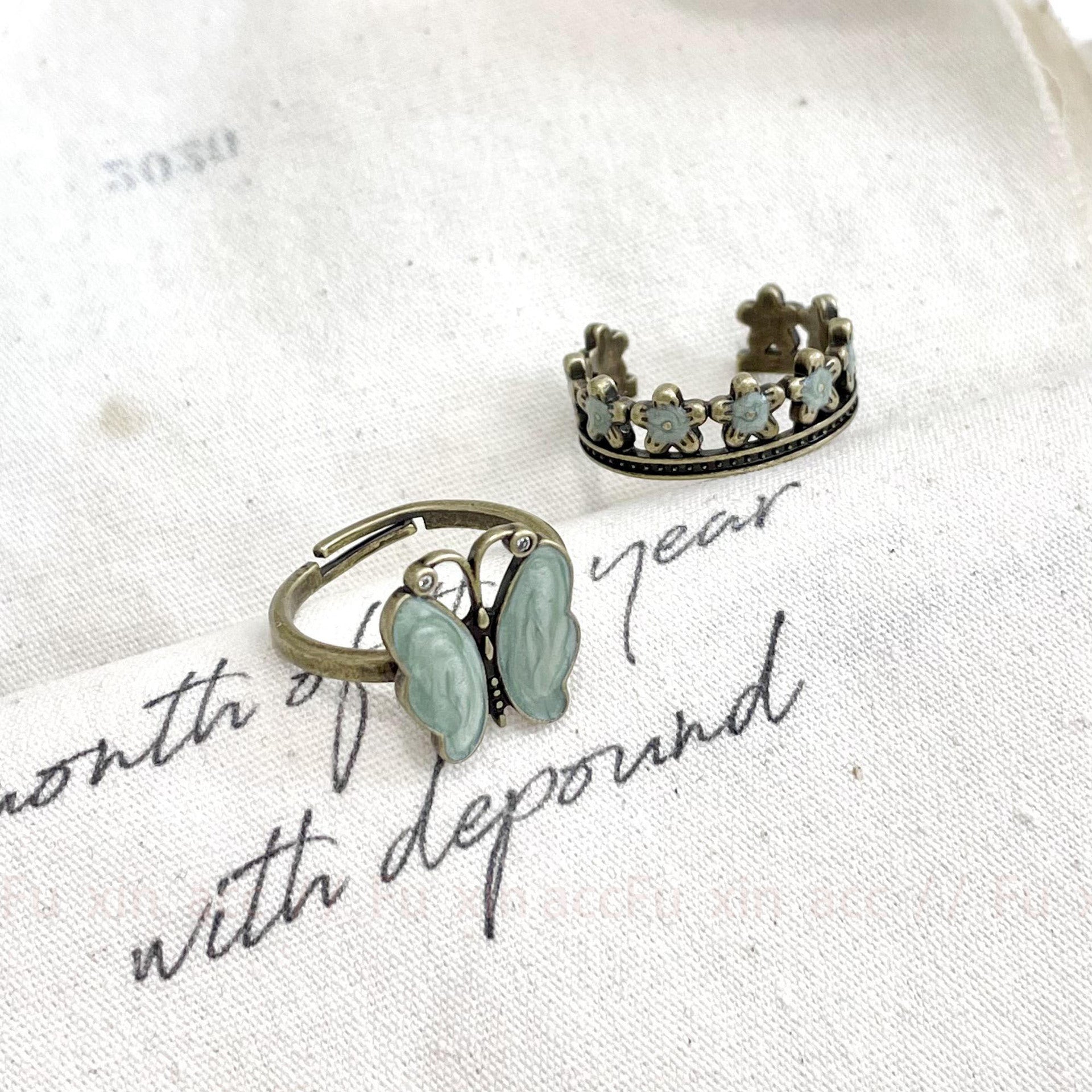 Wholesale  Drop Glaze Ring Retro Light Luxury Butterfly Opening Tail Ring Daisy