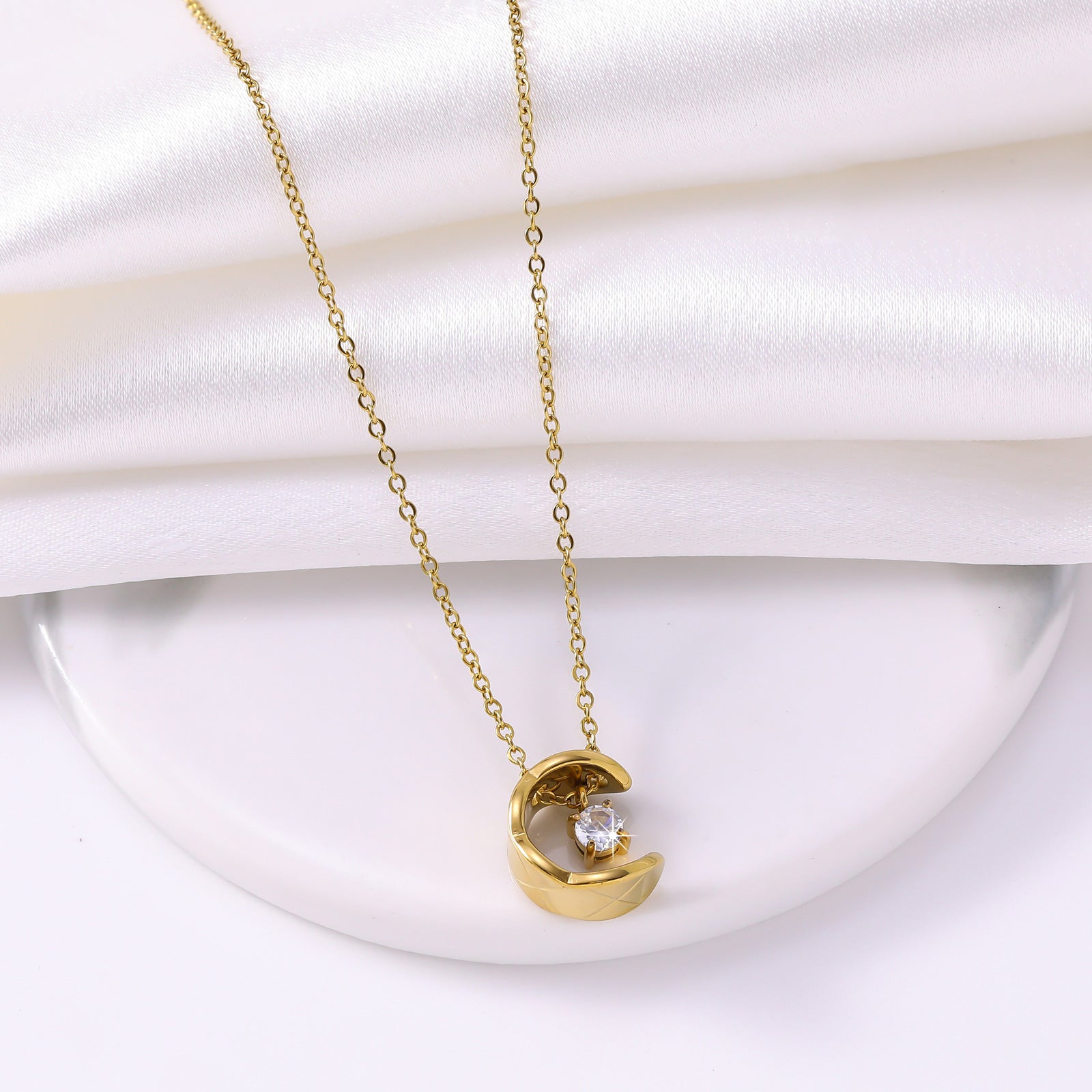 Wholesale Chic Heart Pendant Necklace For Women Gold Plated Titanium Steel Collarbone Chain Minimalist Design Fashion Accessory Gift