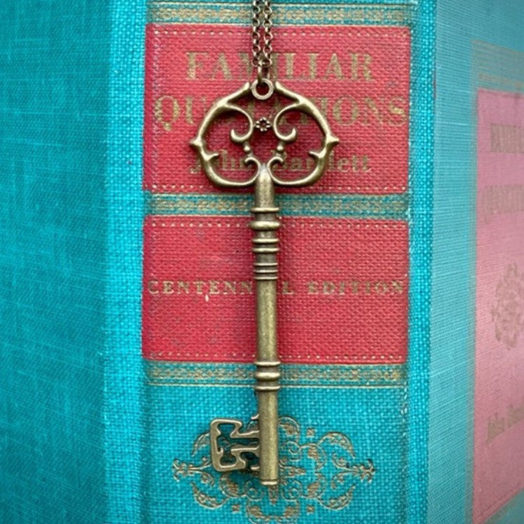 Wholesale Gothic Antique Silver Skeleton Key Necklace Alloy Fashion Accessory
