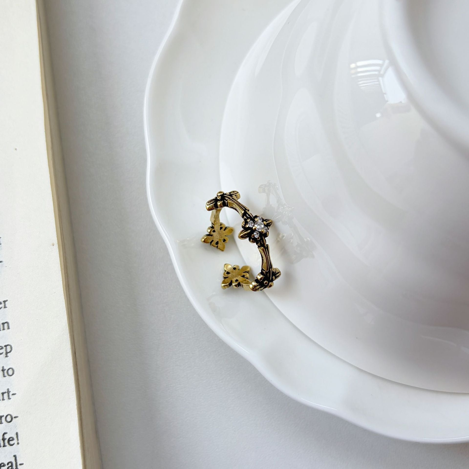 Wholesale Vintage European Style Adjustable Open Ring with Cross Iris Design Copper Plated Jewelry Accessory