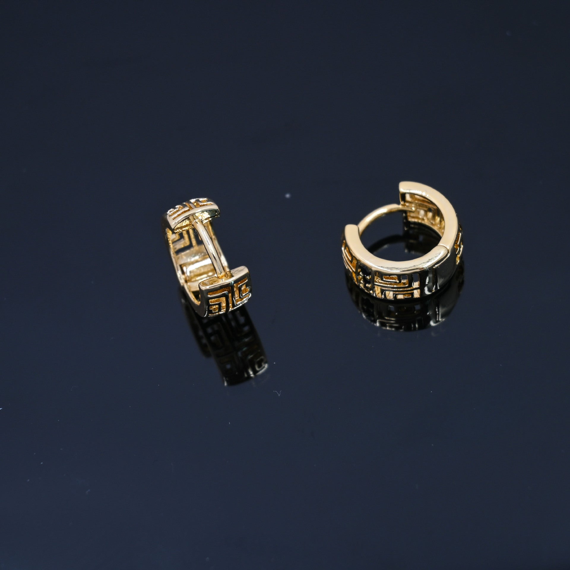 Wholesale  Simple Hollow Grid Retro Earrings Copper Plated Real Gold Ear Buckle Fashion High-end Light Luxury Earring