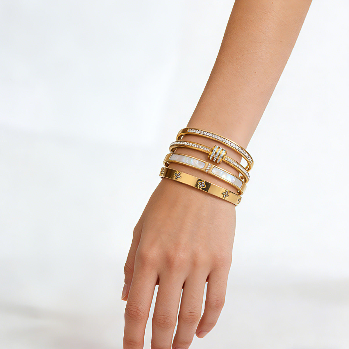 Wholesale Stainless Steel 18K Gold Plated Geometric Bracelet with White Shell Rhinestone Boutique Resale