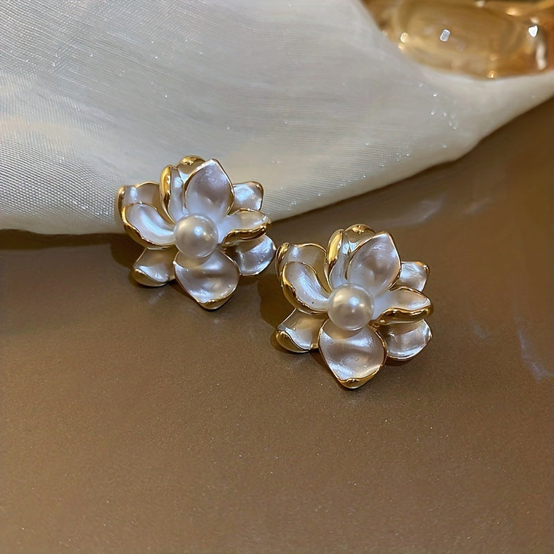 Wholesale Alloy Flower Stud Earrings with Pearl Accent Trendy Women' s Jewelry Set